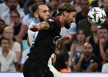 Gudelj, jugador del Sevilla FC, disputando el balón de cabeza. | Imagen: perfil de X @ZonaMixta__.