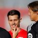 Alfon saludando al staff técnico del Sevilla FC en un entrenamiento. | Imagen: perfil de x @SevillaFC.
