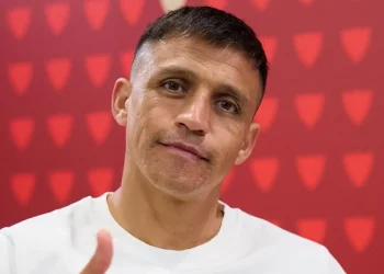 Alexis Sánchez posando para los medios oficiales del Sevilla. | Imagen: página web Sevilla FC.