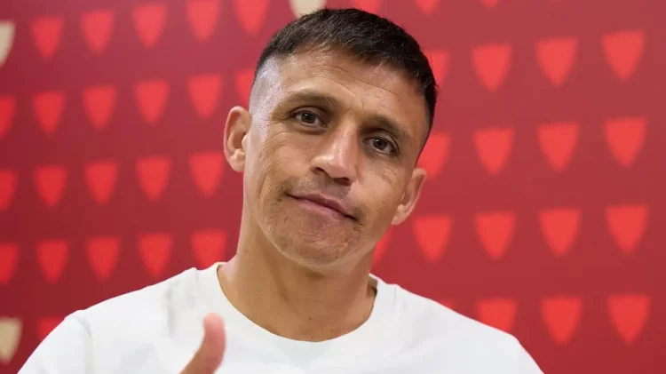 Alexis Sánchez posando para los medios oficiales del Sevilla. | Imagen: página web Sevilla FC.