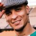 Antony posando sobre el césped de La Cartuja. | Imagen: perfil de X @RealBetis.