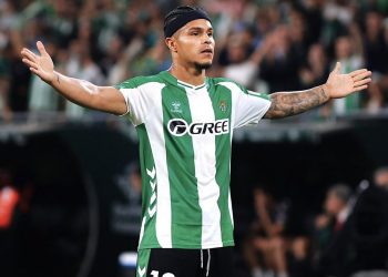 Cucho Hernández celebrando el gol anotado en el Betis - Osasuna. Imagen: X.