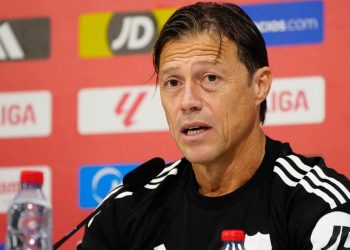 Almeyda, entrenador del Sevilla FC, durante una rueda de prensa. | Imagen: perfil de X @ZonaMixta__.
