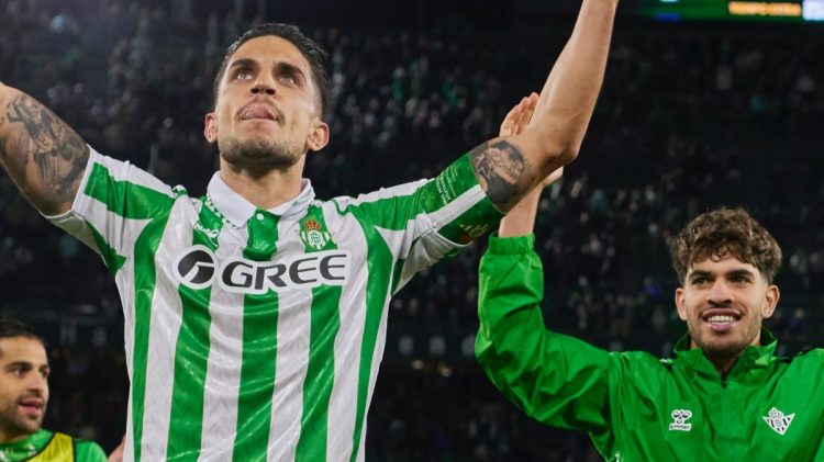 Bartra y Abde, jugadores del Betis y exfutbolistas del Barcelona. | Imagen: perfil de X @RealBetis.