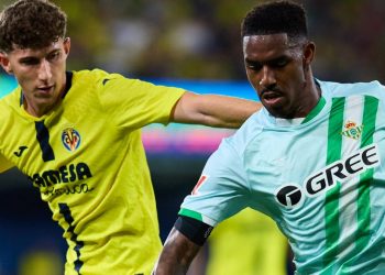 Junior Firpo disputando el balón durante el Villarreal - Betis. | Imagen: perfil de X @RealBetis.