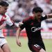 Gabriel Suazo, futbolista del Sevilla, disputando el balón ante un jugador del Rayo Vallecano. | Imagen: X.