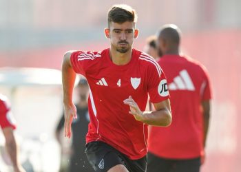 Kike Salas durante la sesión de entrenamiento del Sevilla. | Imagen: perfil de X @SevillaFC.