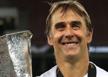Julen Lopetegui posando con la Europa League conseguida con el Sevilla FC. | Imagen: Perfil de X @SevillaFC.