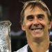Julen Lopetegui posando con la Europa League conseguida con el Sevilla FC. | Imagen: Perfil de X @SevillaFC.