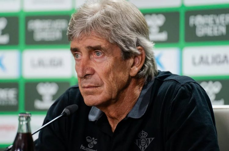 Manuel Pellegrini, entrenador del Real Betis, durante una rueda de prensa. | Imagen: perfil de X @ZonaMixta__.