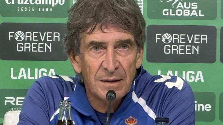 Manuel Pellegrini, entrenador del Real Betis, dando una rueda de prensa. | Imagen: perfil de X @ZonaMixta__.
