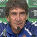 Manuel Pellegrini, entrenador del Real Betis, dando una rueda de prensa. | Imagen: perfil de X @ZonaMixta__.