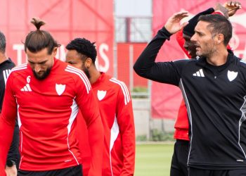 Jugadores y staff del Sevilla FC, durante un ejercicio de entrenamiento. | Imagen: Zona Mixta.