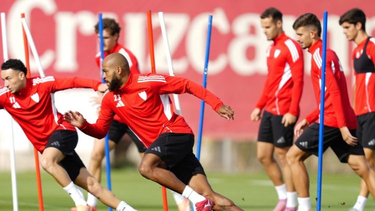 Jugadores del Sevilla realizando un ejercicio en un entrenamiento. | Imagen: perfil de X @SevillaFC.