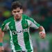 Ez Abde conduce un balón durante el Real Betis - Atlético de Madrid