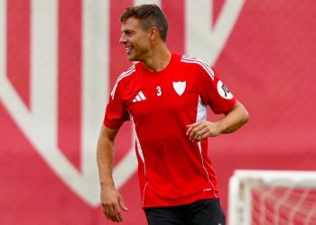 Azpilicueta durante una sesión de entrenamiento con el Sevilla FC. | Imagen: X.