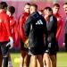 Cuerpo técnico y jugadores del Sevilla, durante una charla en una sesión de entrenamiento. | Imagen: página web Sevilla FC.