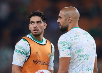 Abde y Amrabat, que podrían ser titulares ante el Olympique de Lyon, durante un calentamiento con el Real Betis