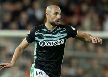 Sofyan Amrabat durante el Valencia - Real Betis