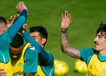 Jugadores del Betis realizando un ejercicio durante una sesión de entrenamiento. | Imagen: perfil de X @RealBetis.