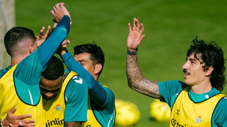 Jugadores del Betis realizando un ejercicio durante una sesión de entrenamiento. | Imagen: perfil de X @RealBetis.