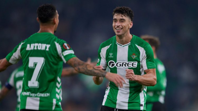 Antony y Marc Roca celebrando un gol del Real Betis