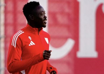 Akor Adams realizando un ejercicio durante una sesión de entrenamiento del Sevilla FC. | Imagen: perfil de X @SevillaFC.