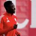 Akor Adams realizando un ejercicio durante una sesión de entrenamiento del Sevilla FC. | Imagen: perfil de X @SevillaFC.
