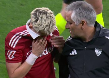 Januzaj abandonando el terreno de juego al caer lesionado. | Imagen: X.