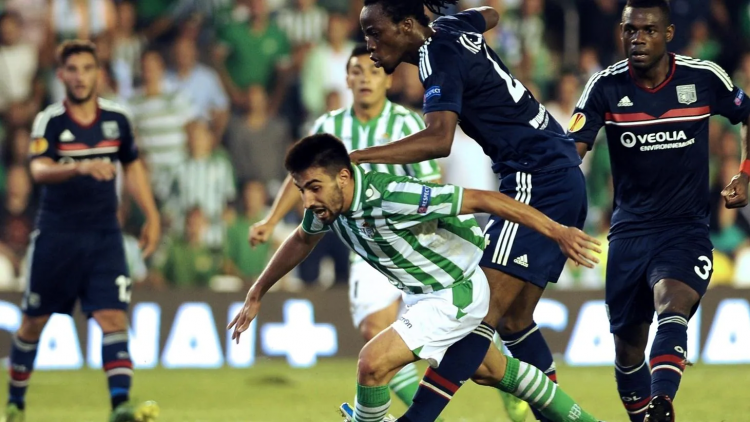 Momento del duelo entre el Real Betis y el Olympique de Lyon en 2013