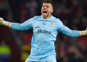 Álvaro Fernández celebrando una acción durante un partido del Sevilla. | Imagen: X.