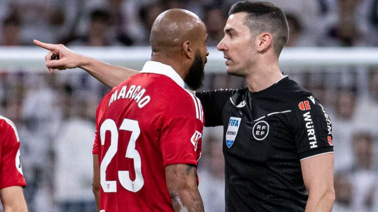 Marcao encarándose con el árbitro en el Santiago Bernabéu. | Imagen: X.