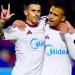 Alfon y Alexis, atacantes del Sevilla FC, celebrando un gol. | Imagen: página web Sevilla FC.