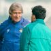 Pellegrini hablando con un jugador del Betis durante un entrenamiento. | Imagen: perfil de X @RealBetis.
