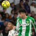 Marc Roca disputando el balón ante Bellingham en el Real Madrid - Betis. | Imagen: perfil de X @RealBetis.