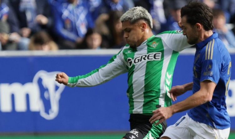 Cucho Hernández, durante una acción del Oviedo - Betis. | Imagen: perfil de X @RealBeetis.