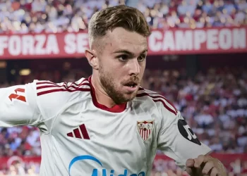 Peque disputando un partido con el Sevilla en el Ramón Sánchez-Pizjuán. | Imagen: página web Sevilla FC.