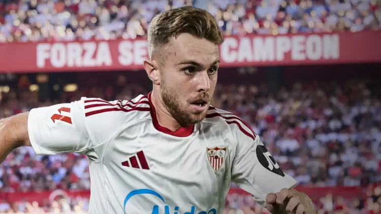 Peque disputando un partido con el Sevilla en el Ramón Sánchez-Pizjuán. | Imagen: página web Sevilla FC.
