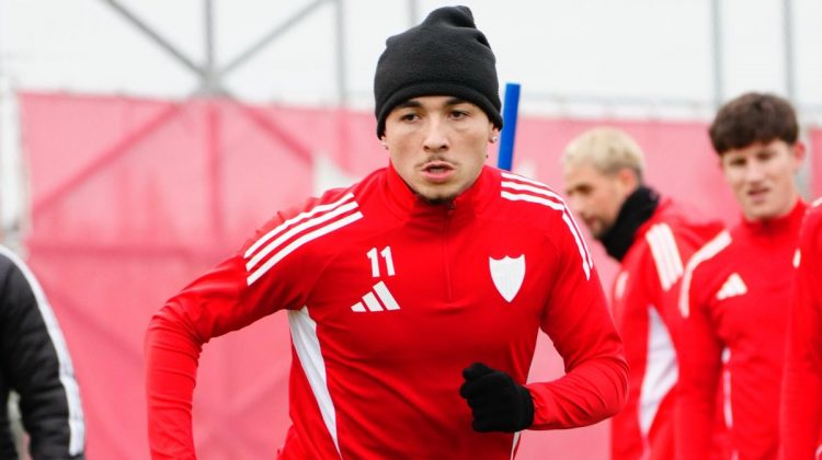 Rubén Vargas realizando un ejercicio durante una sesión de entrenamiento. | Imagen: perfil de X @SevillaFC.