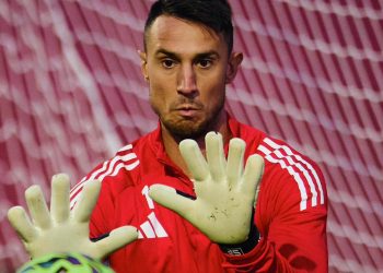 Odysseas Vlachodimos, durante una sesión de entrenamiento con el Sevilla. | Imagen: X.