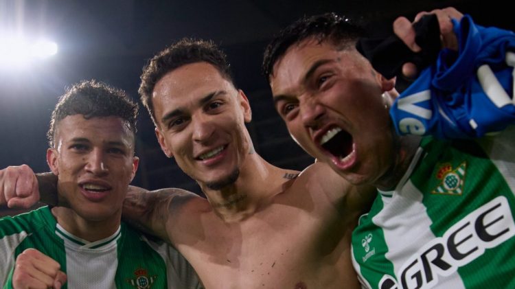 Deossa, Antony y Chimy Ávila celebrando el triunfo del Betis. | Imagen: perfil de X @RealBetis.