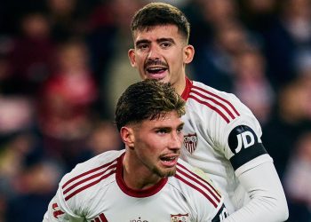 Carmona y Kike Salas en una acción del Sevilla - Athletic. | Imagen: perfil de X @SevillaFC.