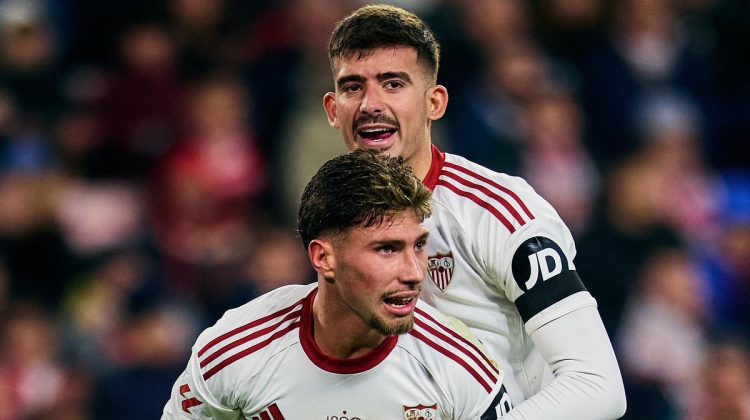 Carmona y Kike Salas en una acción del Sevilla - Athletic. | Imagen: perfil de X @SevillaFC.