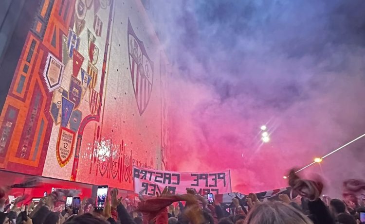 Protesta de la afición del Sevilla frente al Ramón Sánchez-Pizjuán. | Imagen: X.