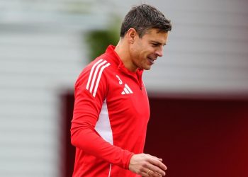 César Azpilicueta dirigiéndose al campo de entrenamiento del Sevilla. | Imagen: perfil de X @SevillaFC.