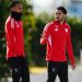 Gabriel Suazo y Sow hablando antes de empezar el entrenamiento. | Imagen: perfil de X @SevillaFC