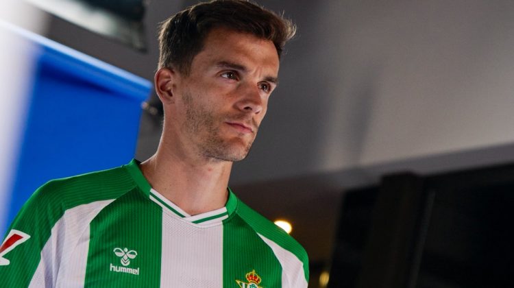 Diego Llorente posando con la camiseta del Betis. | Imagen: perfil de X @diego_2llorente.