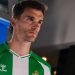 Diego Llorente posando con la camiseta del Betis. | Imagen: perfil de X @diego_2llorente.