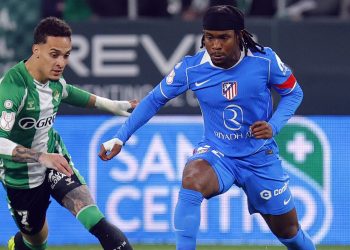 Betis - Atlético de Madrid: Antony defiende a Lookman en una jugada de la primera mitad | Imagen: ATM