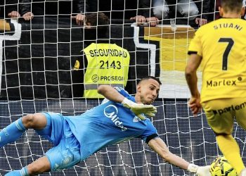 Vlachodimos parando el penalti lanzado por Stuani. | Imagen: perfil de X @SevillaFC.